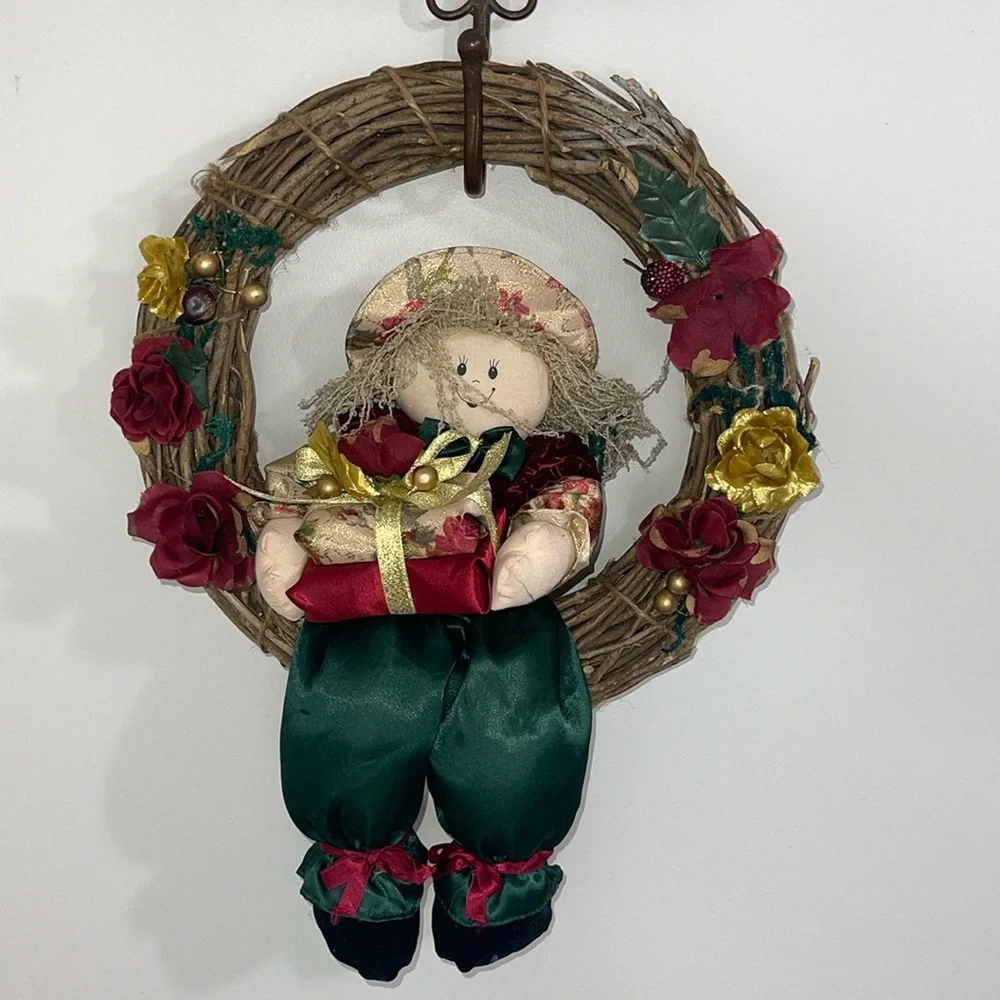 🎄Holiday Vine Ring Wreath With Doll Bearing Gifts 🎄